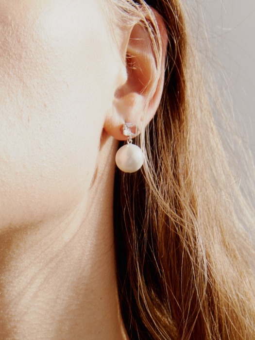 Pure Square & Bold Pearl Earring