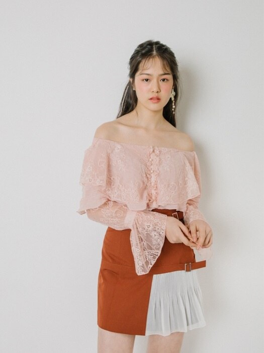 Off-shoulder lace blouse (Pink)