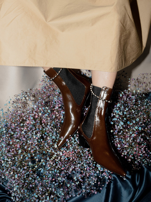 Extreme sharp toe chelsea boots | Glossy brown