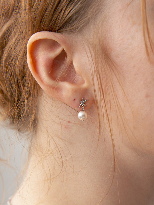 Mini starfish pearl drop earring