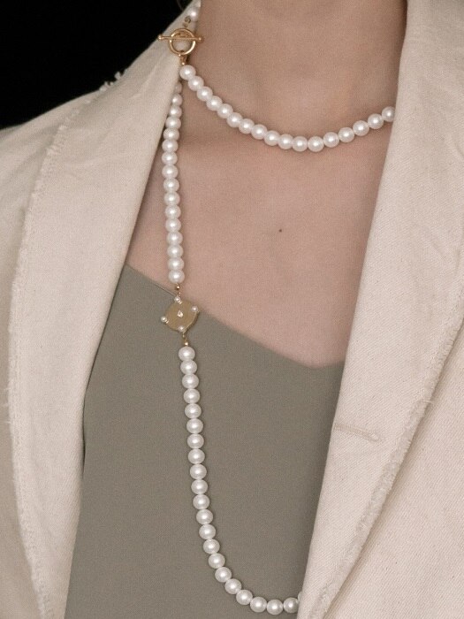 glam quarter pendant with long pearls necklace