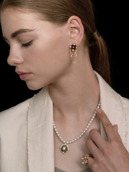 glam quarter pendant with single line necklace