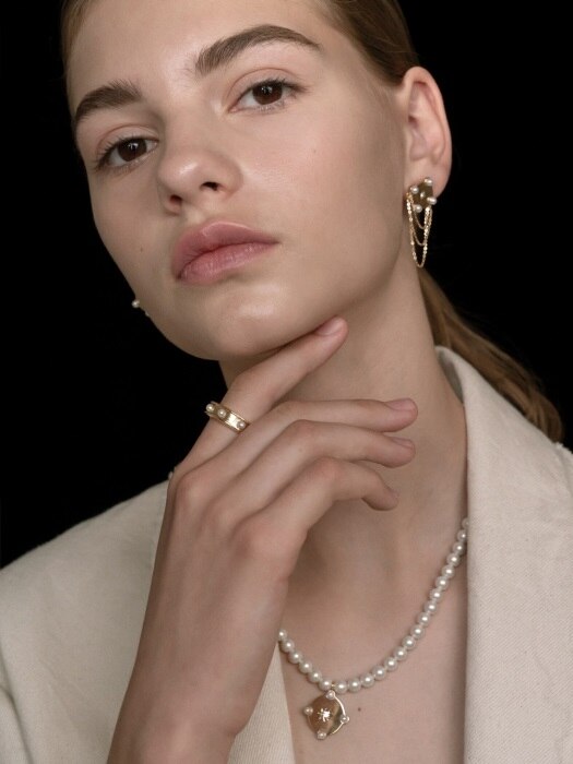 glam quarter pendant with single line necklace
