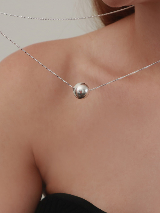 ball long necklace