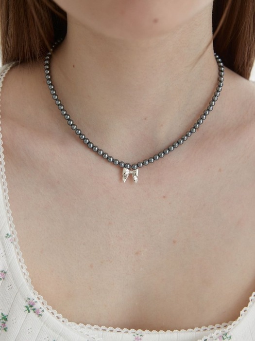 Ribbon gray pearl necklace
