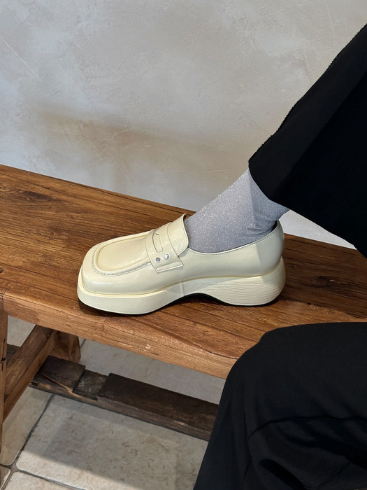 Clam stud Platform loafer vanilla