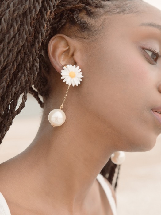  white daisy flower drop pearl earrings 