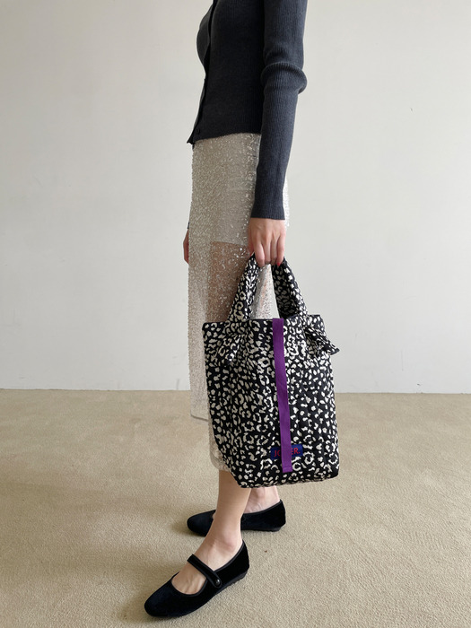 Silky leopard padding tote bag. Black