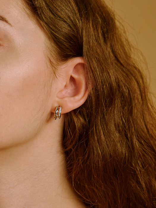TWO-LINE CUBIC EARRING