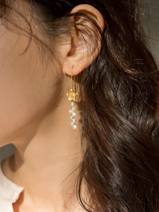 pearl flower arrow earrings