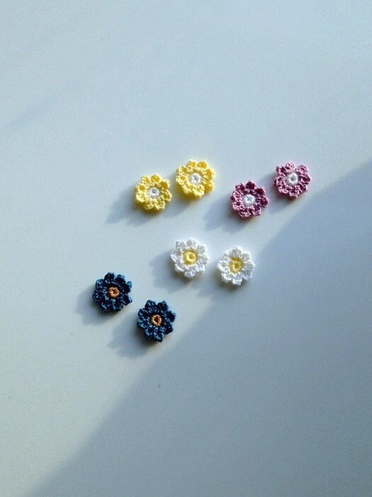 flower knit earring