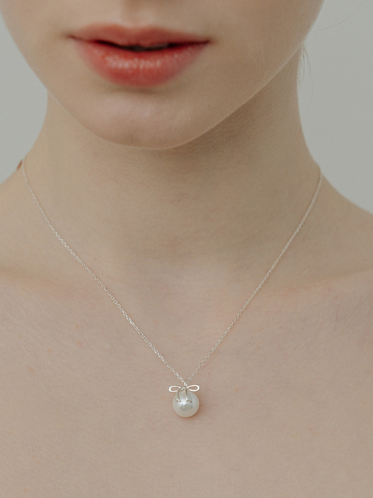 [단독][Silver925] WE030 Ribbon on the pearl necklace