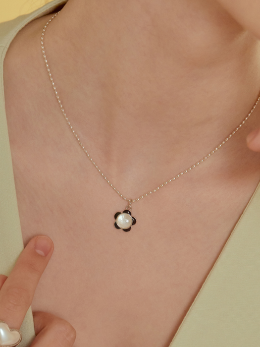 (SILVER925) Mother of pearl Flower Egg Chain Necklace NZ2013