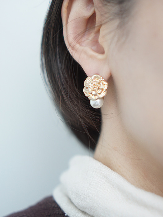 mini flower pearl earrings