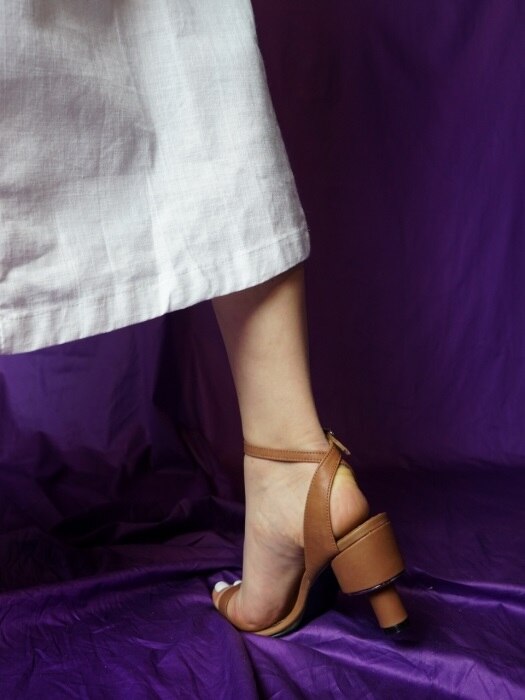 ASYMMETRY ANKLE STRAP 70 SANDALS IN TAN LEATHER