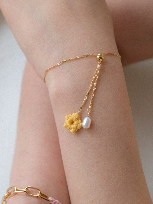 Knit flower and pearl wavy chain bracelet