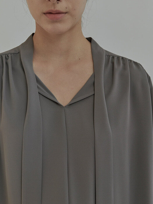 TIE NECK SHIRRED BLOUSE gray
