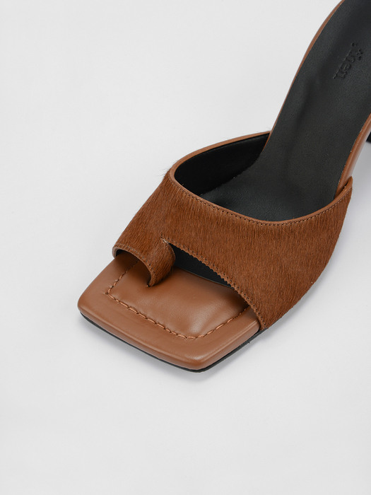 matt point sandals / brown