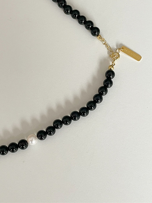 oar Vintage mood Onyx&Pearl Necklace