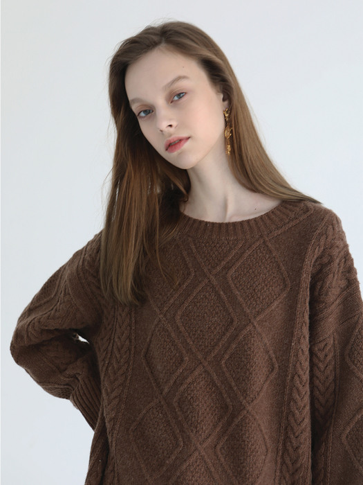 Back strap cable sweater [Brown]