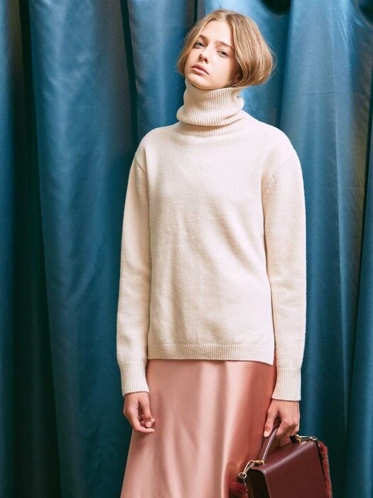 TURTLENECK KNIT TOP. IVORY