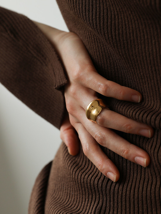 Body Curve Ring_ Gold