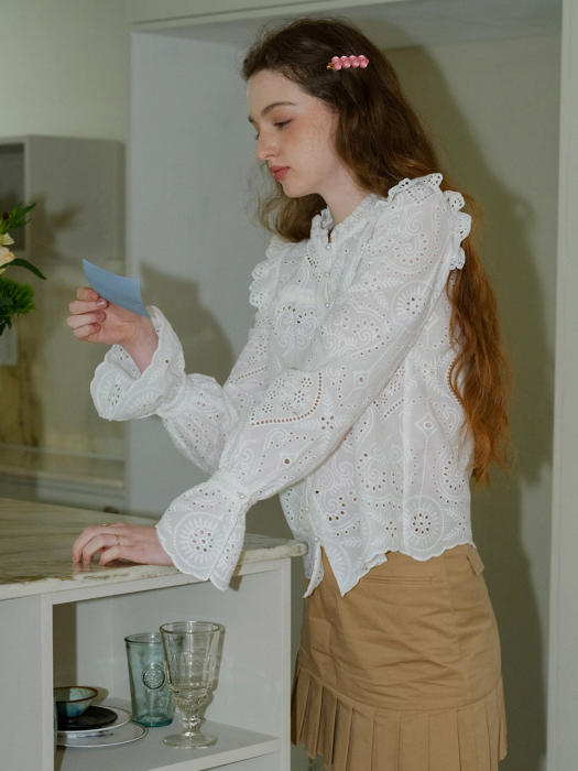 Cest_Lace punching flared sleeve blouse