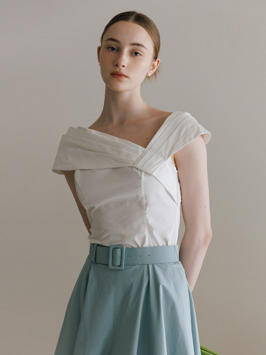 HAYDEN Asymmetry tuck detailed blouse (Off white/Black)