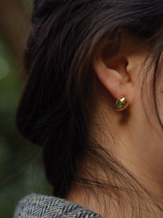 Peach slices gold earring