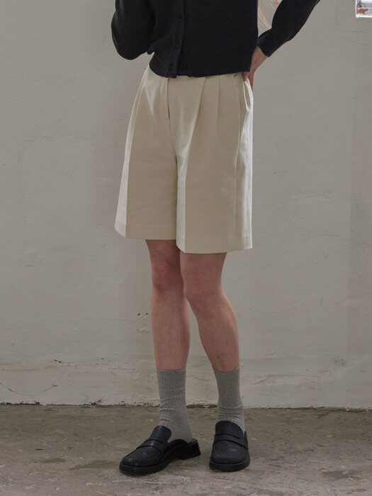 Two-Tuck Bermuda Pants (Ivory)
