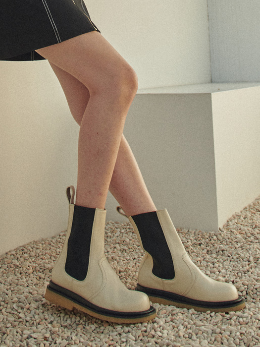 IS_201156IV Bold Chelsea Boots