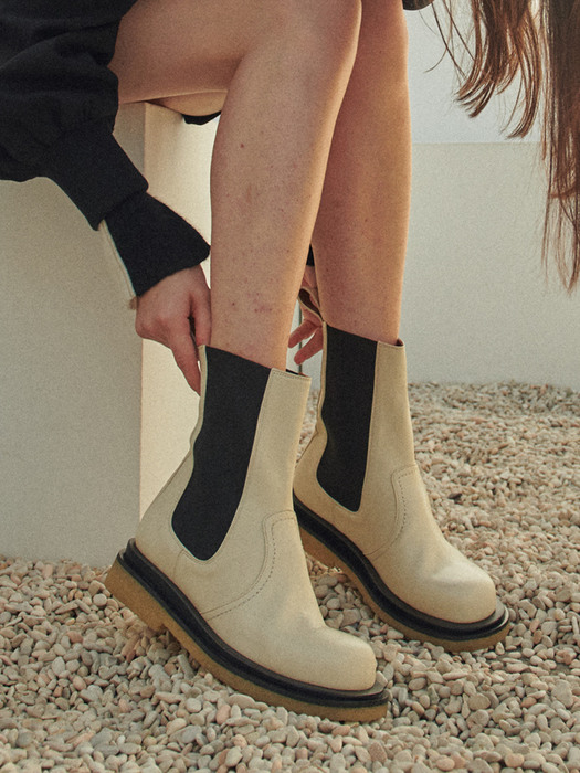 IS_201156IV Bold Chelsea Boots