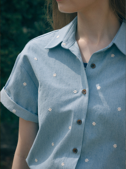 Flower embroidery half sleeve denim shirts_Sky Blue