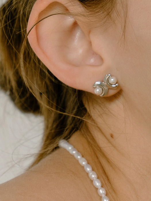 Arch Ribbon Pearl Earring