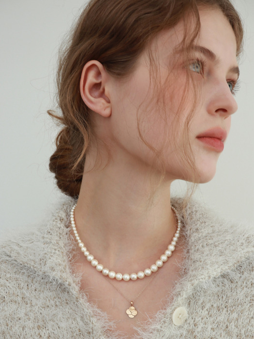 The Fluffy Pearl Va Necklace