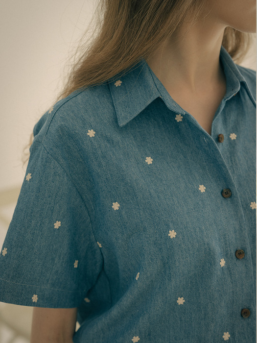 Flower embroidery half sleeve denim shirts_Blue