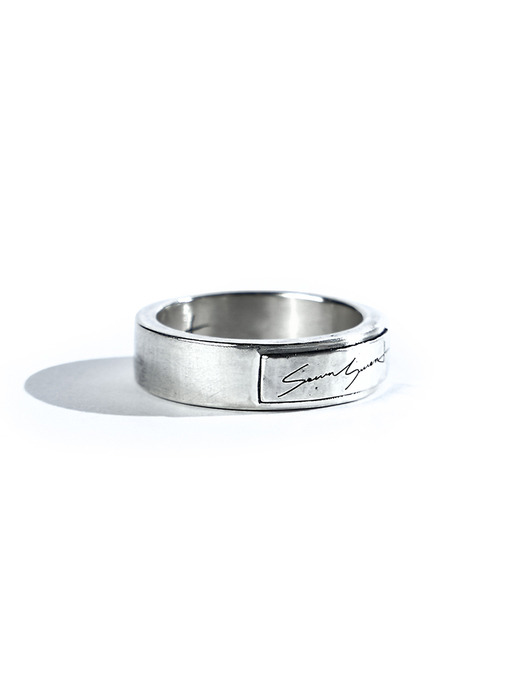 SEWN SWEN SILVER HAMMERED LOGO PLATE RING