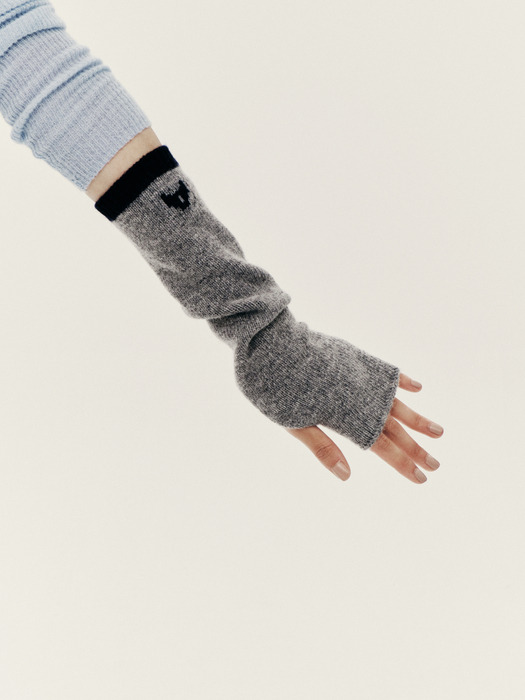 [EXCLUSIVE] A logo knit hand warmer - GREY