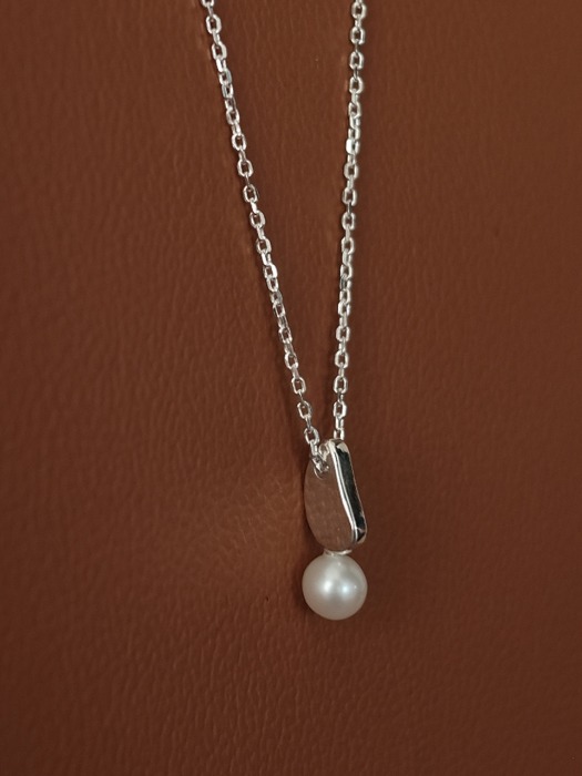 Pearl pebble necklace