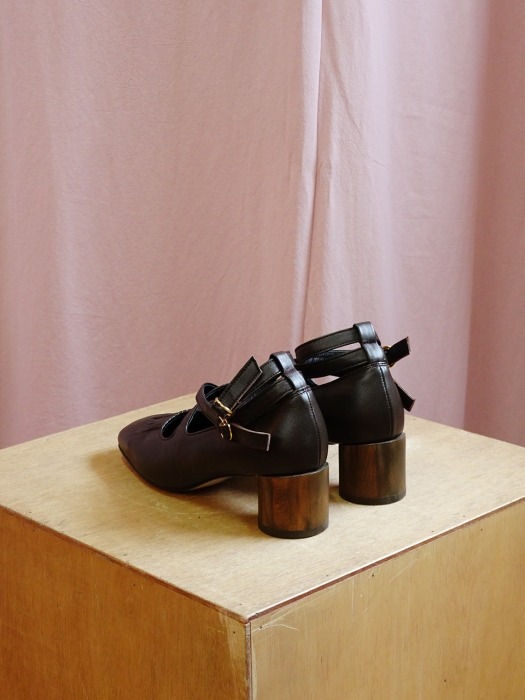 X strap toe shoes Brown
