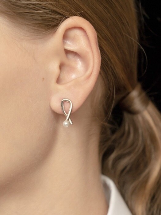 curve with pearl earrings_short