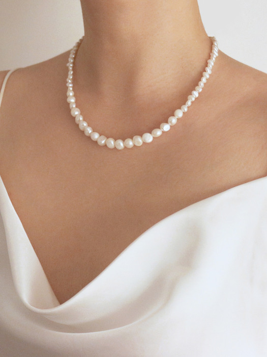 middle pearls necklace