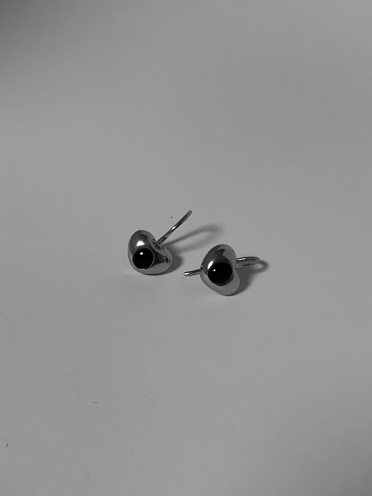 [925 silver] Tiny hole heart earrings - onyx