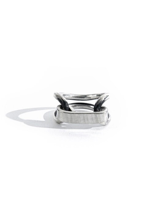 SEWN SWEN SILVER LINE HAMMERED TAG RING  
