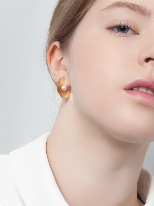 Circle plus pearl earring