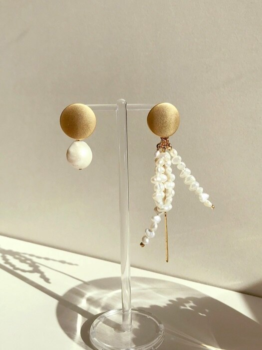 Fruit pearl unbal earring