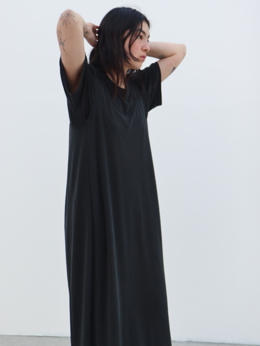 Relaxed scoop neck dress (black)
