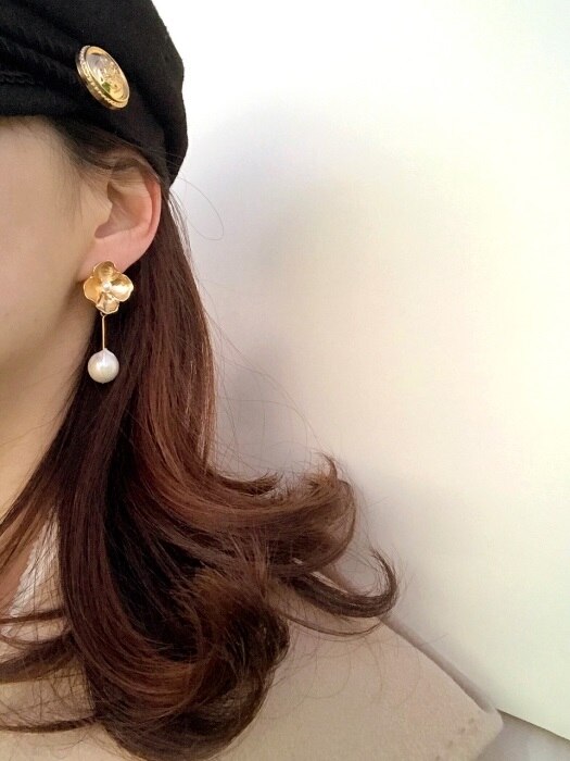 Flower pearl unbal bar earring