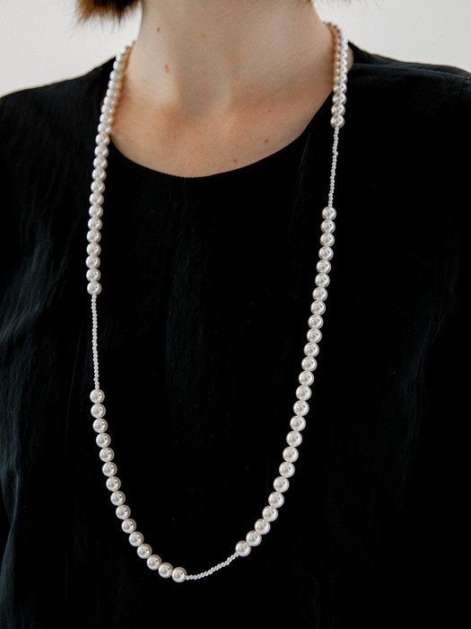 fullbody long pearl necklace
