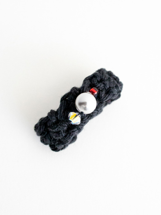 Gem with knitted ring (Black)